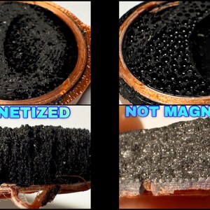 Op de afbeelding: De afbeelding toont twee sets close-upweergaven van een zwart, poreus materiaal, gemarkeerd met "MAGNETIZED" en "NOT MAGNETIZED". Het gemagnetiseerde monster lijkt dicht, terwijl het niet-gemagnetiseerde monster korreliger is. Het materiaal is geplaatst in een koperkleurig frame.