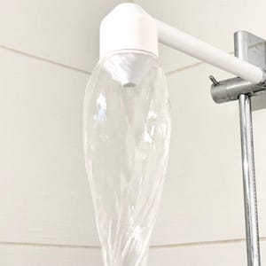 Magnetic showerhead for structured and rotating water