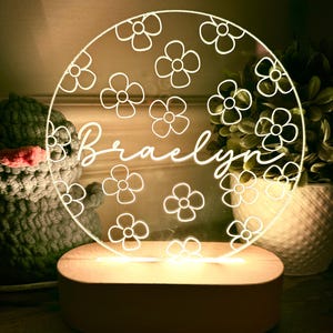 Luz de noche LED de acrílico grabada personalizada con base de madera / Decoración de guardería personalizada para bebés, habitaciones de niños y dormitorios.