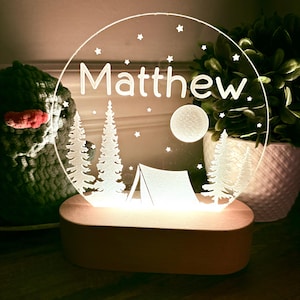Luz nocturna LED acrílica grabada personalizada con base de madera. Decoración personalizada para habitación infantil, dormitorio infantil y de bebés. Diseño para exteriores.