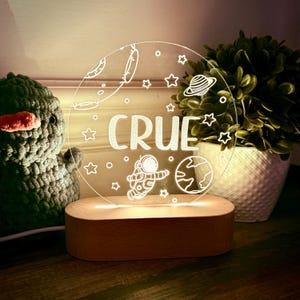 Luz nocturna LED acrílica grabada personalizada con base de madera. Decoración personalizada para habitación infantil, dormitorio infantil y habitación infantil. Temática espacial.