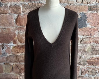 Maglione con scollo a V in puro cashmere 100% Nauge. SPEDIZIONE GRATUITA NEL REGNO UNITO