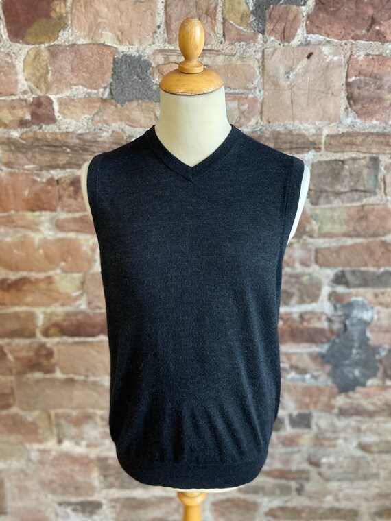 William Hunt Savile Row Wool Mix Sleeveless V Neck Sweater. FREE UK POST