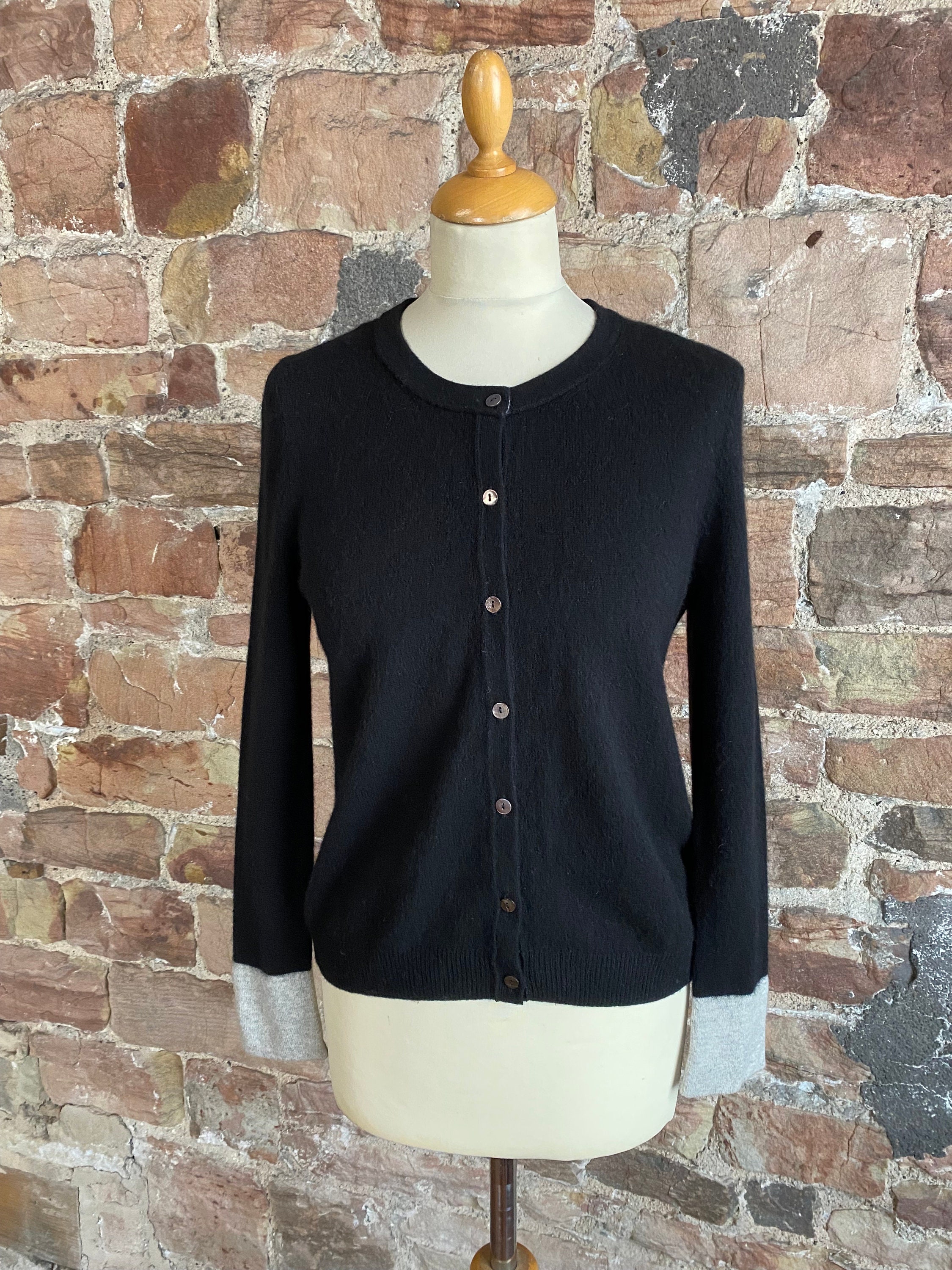 Cardigan without shop buttons called