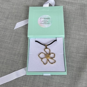 Snyggt guldfärgat blomhänge, blomhänge, mockahalsband, blomhalsband, modesmycken, present