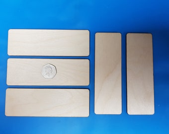 Puede incluir: Cinco placas rectangulares de madera sin terminar de diferentes tamaños. Las placas están dispuestas en dos filas, con tres en la fila superior y dos en la fila inferior. Las placas son todas de madera clara y tienen una superficie lisa.