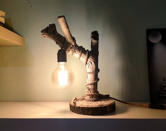 Künstlerische Treibholz-Lampe für Tischdekoration/ Handgefertigte Treibholz-Lampe mit natürlichen Strandsteinen/ Küsten-Lampe/ Holz-Tischlampe