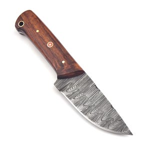 Handgefertigte Jagdmesser aus Damast-Stahl: Griff aus Rosenholz, Lederscheide