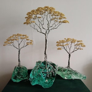 Un gran árbol de cristal iluminado. Un regalo perfecto hecho a mano.