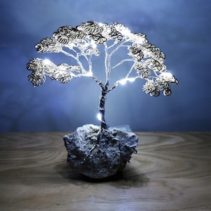 Árbol iluminado hecho a mano con hojas doradas | Pequeña escultura de árbol de alambre iluminado | Decoración única para el hogar | Lámpara LED