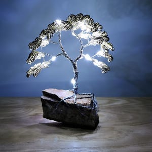 Árbol iluminado hecho a mano | Pequeña escultura de árbol de alambre iluminado | Decoración única para el hogar | Lámpara LED