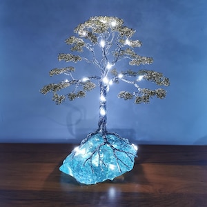 Un árbol de cristal dorado e iluminado. Un regalo perfecto hecho a mano.