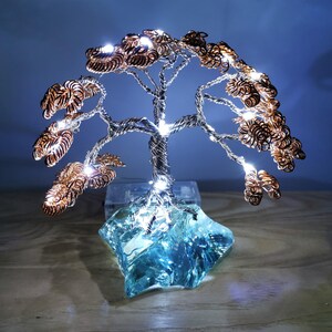 Árbol iluminado hecho a mano sobre base de vidrio con hojas de cobre | Pequeña escultura de árbol de alambre iluminado | Decoración única para el hogar | Lámpara LED