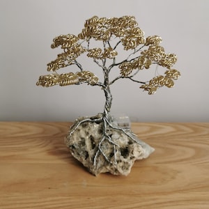 Árbol iluminado hecho a mano con hojas doradas | Pequeña escultura de árbol de alambre iluminado | Decoración única para el hogar | Lámpara LED