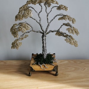 Bonsái dorado de 26 cm, iluminado por luces doradas. Una buena decoración para cualquier interior.