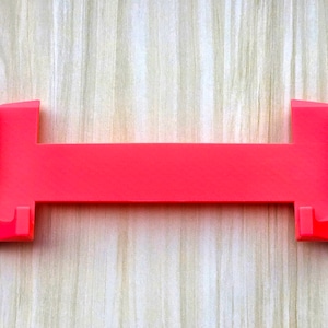Puede incluir: Una funda de silicona rosa brillante para un dispositivo de juego port&aacute;til. La funda tiene dos piezas separadas que se unen para proteger el dispositivo.