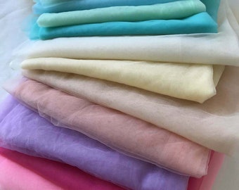 Puede incluir: Un rollo de tela transparente de 10 colores diferentes. Los colores son blanco, amarillo, azul claro, turquesa, verde claro, crema, melocotón, lavanda, rosa y rosa intenso.