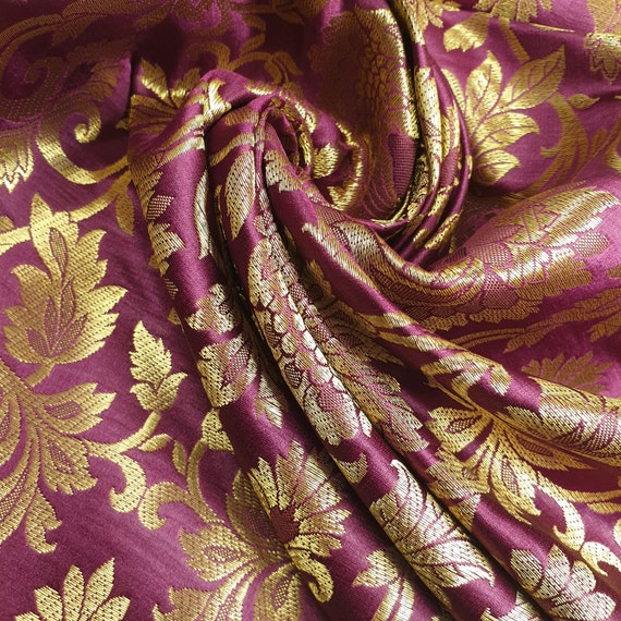Tessuto Indiano Banarasi In Broccato Rosa Magenta Con Motivi Floreali E Foglie Dorate - Larghezza 111,8 Cm
