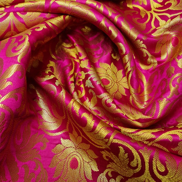 Lujosa tela de brocado Banarasi indio de oro floral metálico 44" por metro (rosa cereza)