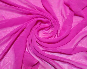 Op de afbeelding: Een close-up van een helder roze, doorschijnende stof, gevouwen en gedrapeerd in een wervelend patroon. De stof is zacht en delicaat, met een lichte glans.