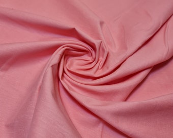 Peut inclure: Un gros plan sur un tissu doux et rose à la texture lisse. Le tissu est plié et drapé, créant un aspect fluide et élégant.