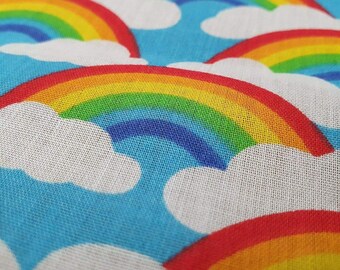 Polykatoen hemelsblauwe regenboogwolken – heldere leuke print voor kleermakerij, quilten, knutselen en naaien – kinderstof per meter 44" breed