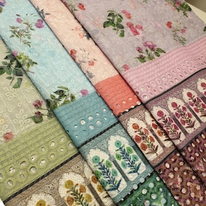 Könnte beinhalten: Fünf verschiedene Stoffmuster mit Blumenmustern und Spitzenbesatz. Die Stoffe sind in den Farben Rosa, Blau, Grün und Braun.