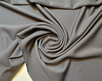 Tecido crepe scuba cinza com elastano elástico em quatro direções, ideal para vestidos, 147 cm de largura.