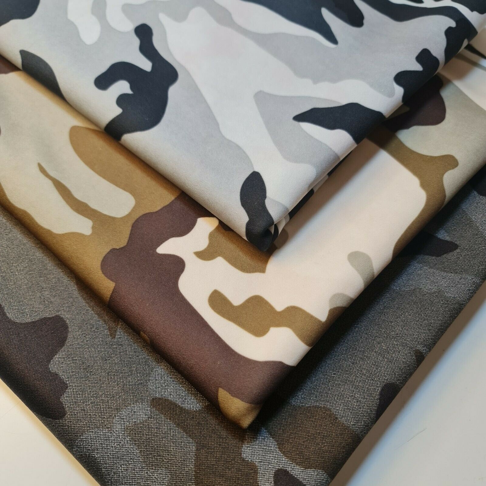 Coupon De Tissu Jersey Résille Extensible Imprimé Camouflage - 2,5 Mètres X 1,4 M - Couleur Ivoire Noir Bleu