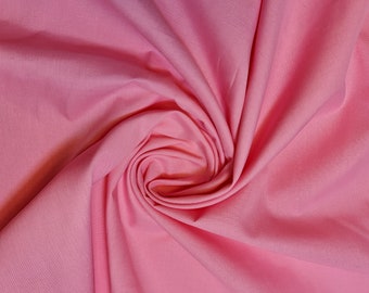 Peut inclure: Gros plan sur un tourbillon de tissu rose. Le tissu est lisse et semble être du coton ou une matière similaire. La couleur est un rose vif et uni, avec de légères variations de tons dues aux plis et aux ombres.