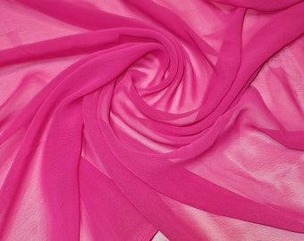 Op de afbeelding: Een close-up van een helder roze, doorschijnende stof, die de textuur en de drape van het materiaal laat zien.