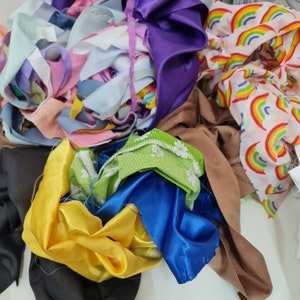 Bolsa de 1 KILO de restos de tela-Recortes de tela-Perfecto para álbumes de recortes, fabricación de tarjetas, ropa de muñecas y todas las demás manualidades o pasatiempos