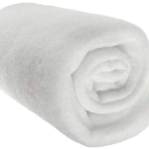 Può includere: Una coperta bianca e soffice arrotolata a forma di cilindro. La coperta è morbida e soffice, e sarebbe perfetta per coccolarsi sul divano.
