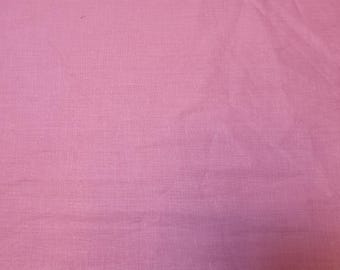 Peut inclure: Un tissu rose uni avec une texture de lin subtile.