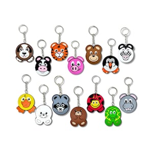 Puede incluir: Un conjunto de 15 llaveros de animales coloridos. Cada llavero presenta un animal diferente, incluyendo un pato, un oso, una cebra, una mariquita, una tortuga, una foca, un mapache, un hipopótamo, un cerdo, un tigre, un pingüino, un perro y una vaca. Los llaveros están hechos de goma y tienen un anillo de metal plateado.
