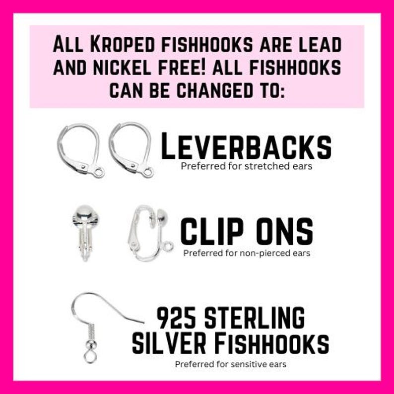 Puede incluir: Imagen de componentes de pendientes con texto. El texto dice: "&iexcl;TODOS LOS ANZUELOS KROPED SON LIBRES DE PLOMO Y N&Iacute;QUEL! TODOS LOS ANZUELOS SE PUEDEN CAMBIAR A: LEVERBACKS, CLIP ONS, 925 STERLING SILVER FISHHOOKS". La imagen est&aacute; sobre un fondo rosa.