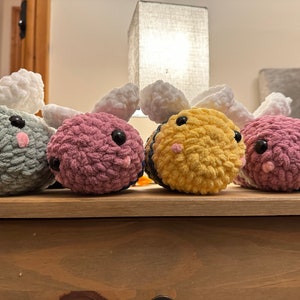 Gehäkelte Chenile Bienen. Gehäkelte Baumwolle Biene Schlüsselanhänger, Geschenke, kann an Taschen befestigt werden, kuschelig, Strumpffüller, Freundschaft, Amigurami, trösten