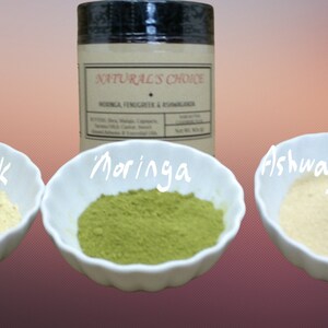 K&ouml;nnte beinhalten: Drei wei&szlig;e Schalen mit verschiedenen Pulvern, beschriftet mit 'Fenugreek', 'Moringa' und 'Ashwaganda'. Im Hintergrund befindet sich ein Glas mit der Aufschrift 'Natural's Choice Moringa, Fenugreek & Ashwaganda'.