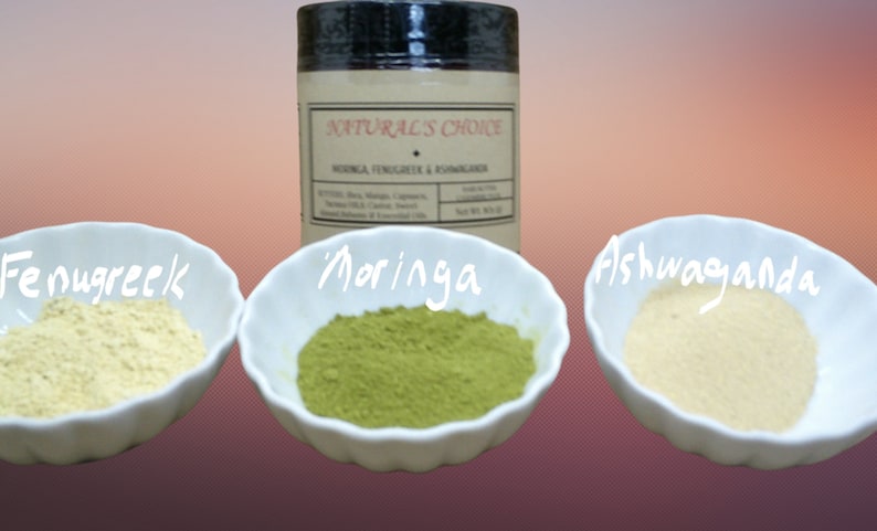 K&ouml;nnte beinhalten: Drei wei&szlig;e Schalen mit verschiedenen Pulvern, beschriftet mit 'Fenugreek', 'Moringa' und 'Ashwaganda'. Im Hintergrund befindet sich ein Glas mit der Aufschrift 'Natural's Choice Moringa, Fenugreek & Ashwaganda'.