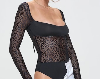 Eleva tu estilo con nuestro body de manga larga con encaje de leopardo liso