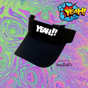 Peut inclure: Une visière noire avec un patch blanc "Yeah!" sur le devant. La visière est sur un fond psychédélique.