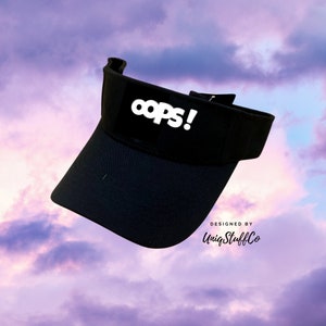 Peut inclure: Visière noire avec un patch blanc "oops!" Conçu par UniqStuffCo.
