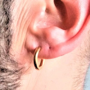 Créoles dorées pour homme en acier inoxydable Boucles d'oreilles Gold Huggie Créoles dorées 14 mm - GOLDEN WISH