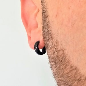 Argola de aço preta para homem com perfil redondo