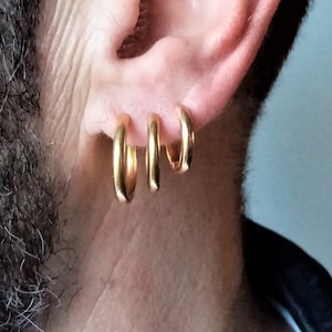 Juego de 3 aros de acero inoxidable dorado para hombre: aros Huggie de 12 g en tamaños de 10 mm, 14 mm y 16 mm.