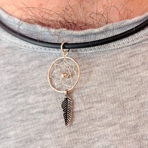 Collar de atrapasueños en plata de ley 925 con cordón de caucho natural: amuleto protector para hombre.