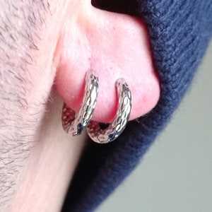 14 mm stalen oorbelhoepel met slangenleeroppervlak
