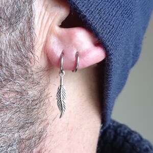 Minimalistische 10 mm titanium ASTM F-136 oorbel met sterlingzilveren verenbedel
