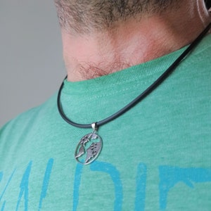 Colgante mapa del mundo en Plata de Ley 929 con collar de caucho natural · un mundo de Plata