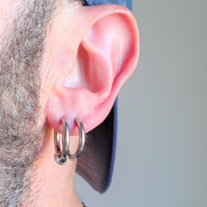 Pendiente de aro de 20 mm de diámetro y calibre 3 mm que incorpora aros en miniatura · órbitas de acero